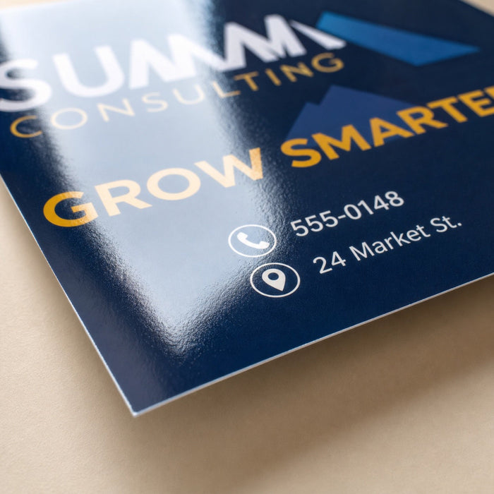 Close-up of the mirror high-gloss UV coating on High-Gloss Flyers
